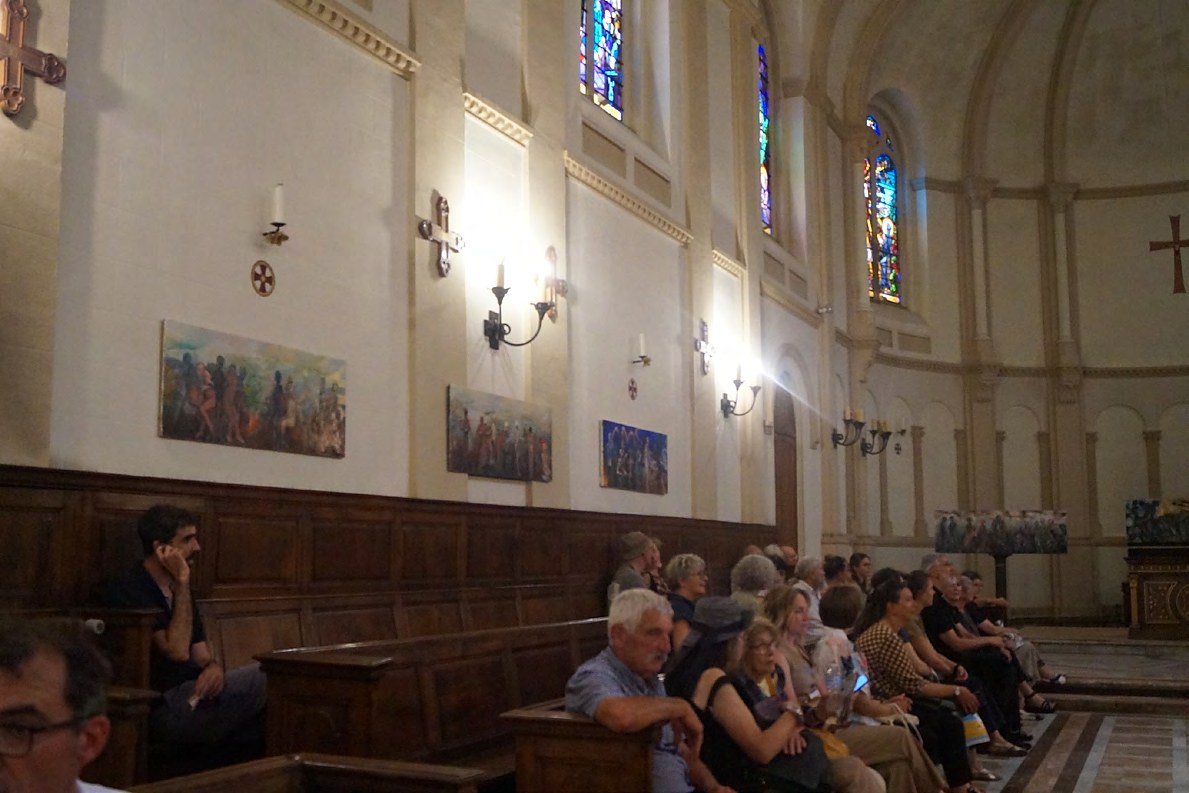 Danses macabres accrochées dans la nef d'une chapelle